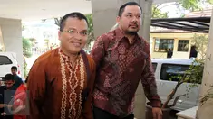 Mantan Wakil Menkumham, Denny Indrayana saat akan masuk ke dalam gedung Bareskrim Mabes Polri Jakarta, Senin (5/10/2015). Denny mengajukan beberapa nama saksi dalam kasus dugaan korupsi payment gateway di Kemenkumham. (Liputan6.com/Helmi Fithriansyah)
