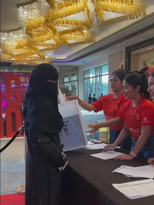 Umi Pipik tampak hadir mengenakan outfit hitam. Sedangkan khusus menhadiri ultah Abang L, ia mengaku sampai pinjam jarsey mantunya, Egu Maulana Vikri. [Instagram/_ummi_pipik_]