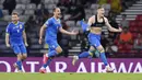 Pemain Timnas Ukraina, Artem Dovbyk, melakukan selebrasi dengan melepas jerseynya usai mencetak gol ke gawang Swedia pada babak 16 besar Euro 2020 di Stadion Hampden Park, Selasa (29/7/2021). (Stu Forster/Pool via AP)