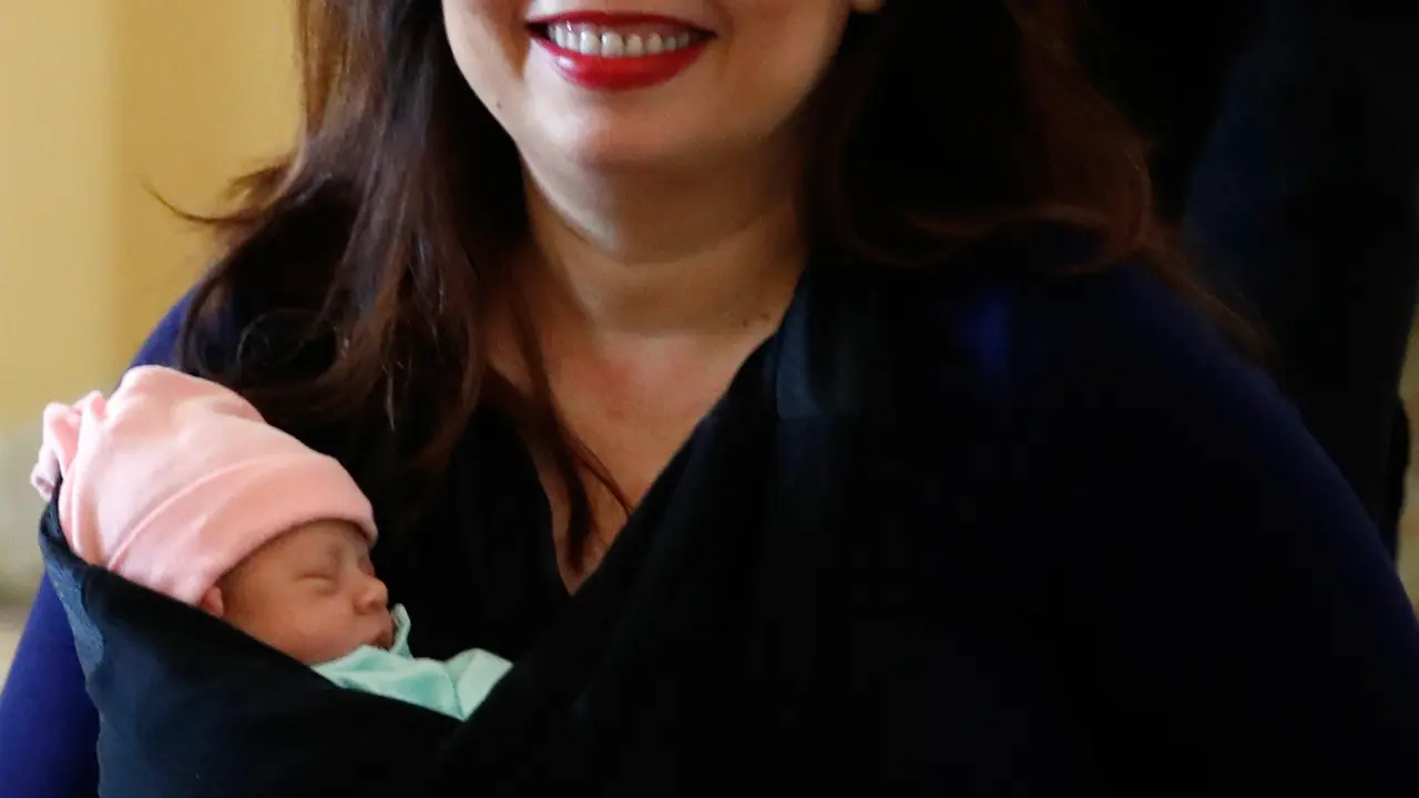 Senator AS Bawa Bayi ke Kantor