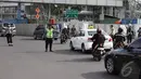 Petugas Kepolisian saat menertibkan sejumlah pengendara sepeda motor, Jakarta, Rabu (17/12/2014). (liputan6.com/Faizal Fanani)