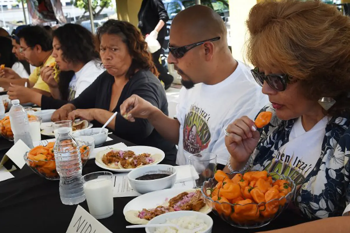 Ekstrem! Lomba Makan Cabai di Los Angeles