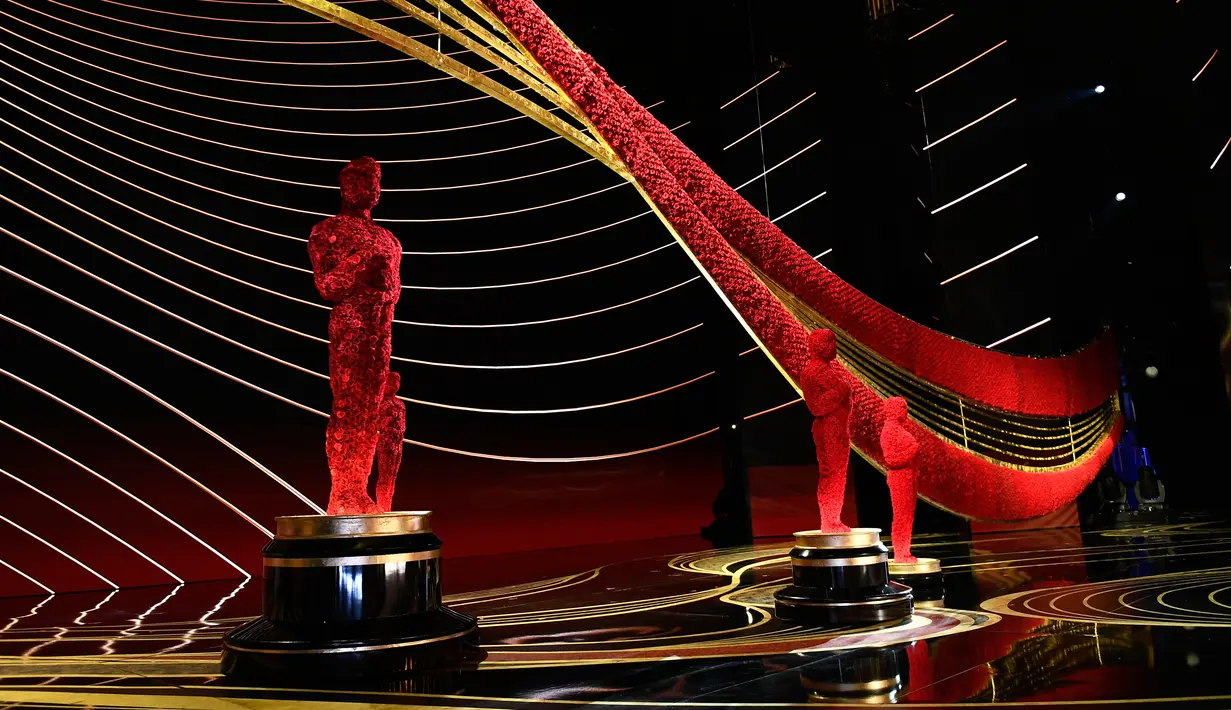 Patung berwarna merah terlihat di panggung Academy Awards atau Oscar 2019 di Hollywood, California, AS, Sabtu (23/2). Pelaksanaan Oscar 2019 lebih menekankan kepada parade presenter yang mengumumkan para pemenang. (Kevork Djansezian/Getty Images/AFP)