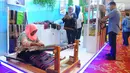 Seorang pengrajin menyelesaikan kain tenunnya dalam pameran DhawaFest Pesona 2019 di Kementerian Keuangan, Jakarta, Rabu (8/5/2019). Acara pameran produk lokal nusantara tersebut diselenggarakan hingga 10 Mei 2019 mendatang. (Liputan6.com/Angga Yuniar)