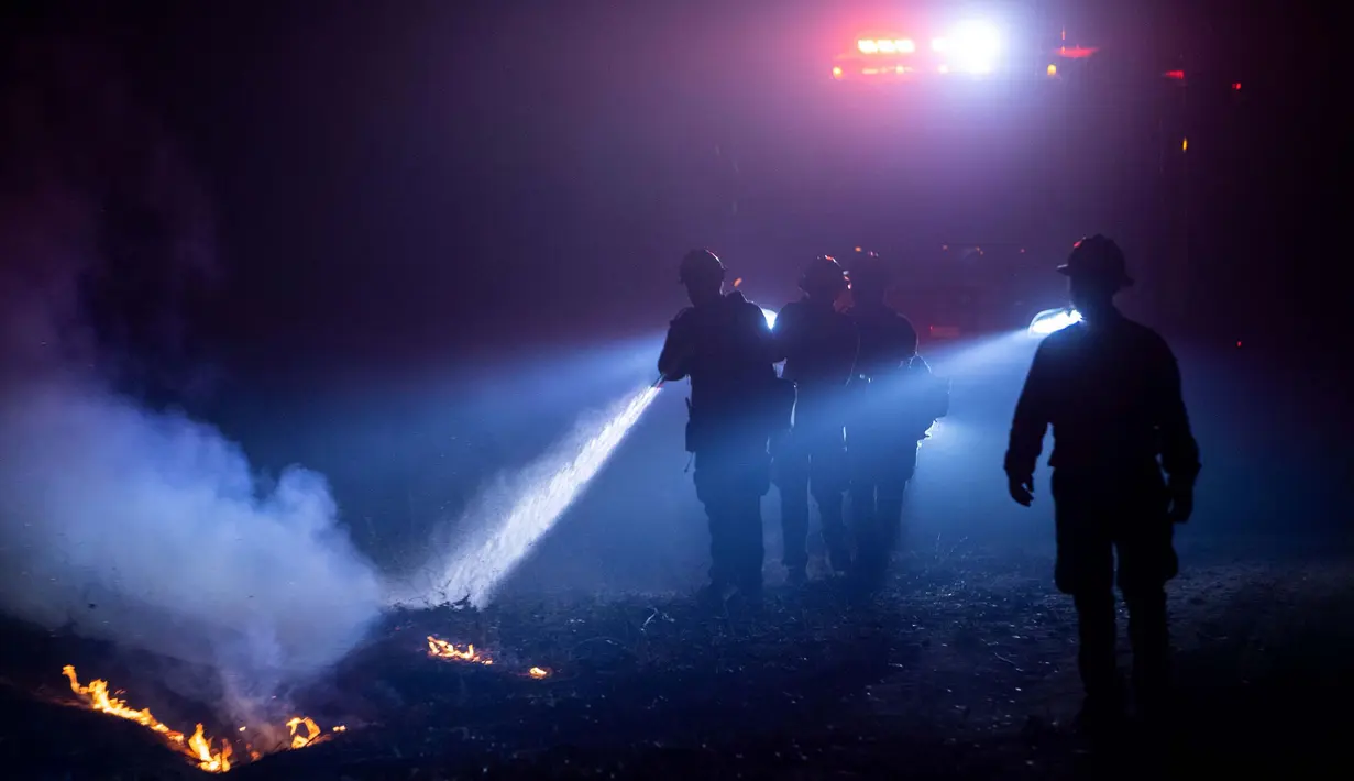 Kebakaran hutan terjadi di Dataran Tinggi Aguanga, California, Senin, 30 Oktober 2023. (AP Photo/Ethan Swope)