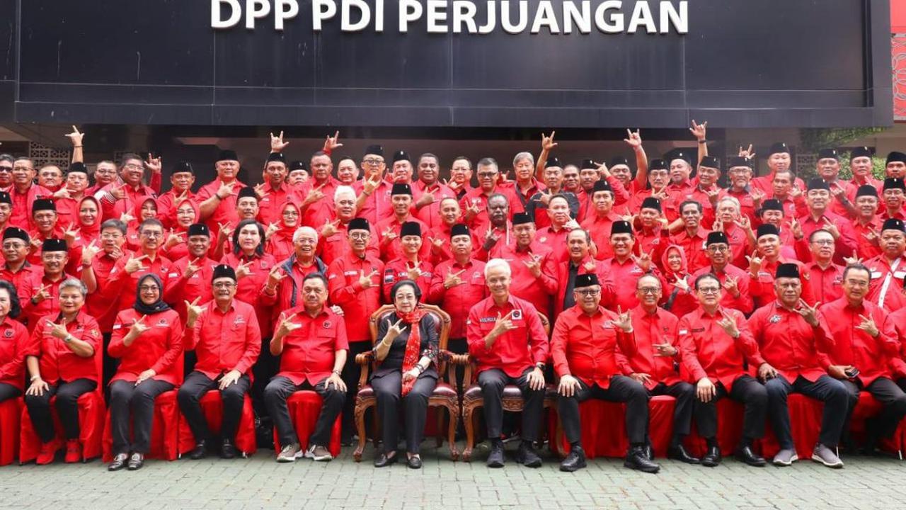 "Ibu meminta agar disiapkan juru kampanye yang terbaik. Saksi yang militan dan mengetuk pintu rakyat melalui gerakan door to door. Kulo nuwun, cari simpati rakyat," lanjut Hasto.