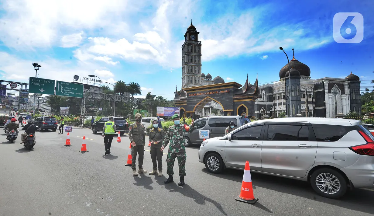 Petugas gabungan Satgas COVID-19 melakukan pemeriksaan dan penyekatan kendaraan di jalur wisata Puncak, Gadog, Bogor, Jawa Barat, Jumat (12/2/2021). Pemeriksaan dan penyekatan sebagai upaya meminimalisir penyebaran COVID-19 saat libur Imlek 2572 dan akhir pekan. (merdeka.com/Arie Basuki)