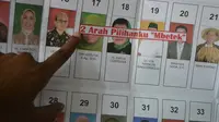 Surat suara yang ditempeli stiker protes (Zainul Arifin/Liputan6.com)