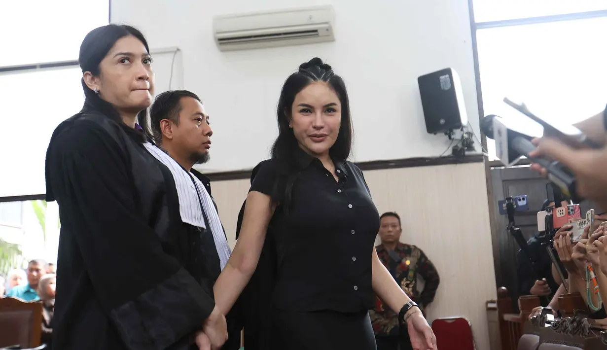 Terdakwa kasus pemerasan dan Tindak Pidana Pencucian Uang (TPPU), Nikita Mirzani usai mengikuti sidang pembacaan putusan di Pengadilan Negeri Jakarta Selatan, Selasa (28/10/2025). (Kapanlagi.com/Budy Santoso)