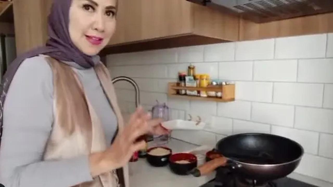 7 Potret Dapur Rumah Venna Melinda, Minimalis dan Elegan