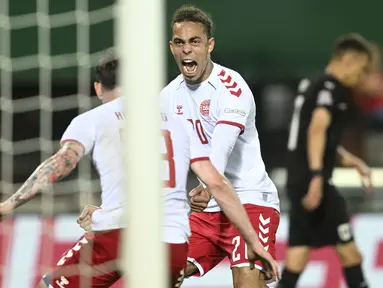 Pemain Denmark Yussuf Poulsen (tengah) merayakan gol yang dicetak Pierre-Emile Hojbjerg setelah ke gawang Austria pada pertandingan UEFA Nations League di Stadion Ernst Happel di Wina, Austria, Selasa (7/6/2022). Denmark menang tipis atas Austria 2-1. (AP Photo/Andreas Schaad)