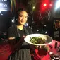 Chef Renatta Moeloek demonstrasikan food pairing dengan Semur Lidah Betawi di Beer Garden SCBD, Jakarta, 7 Desember 2018. (Liputan6.com/Mariany)