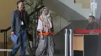 Hakim Pengadilan Negeri Tangerang Wahyu Widya Nurfitri dikawal petugas usai menandatangani berkas P21 di gedung KPK, Jakarta, Jumat (11/5). Berkas Wahyu Widya Nurfitri dinyatakan sudah lengkap oleh KPK. (Merdeka.com/Dwi Narwoko)