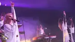 Vokalis Grup band Clean Bandit , Grace Chatto (kiri) tampil dalam konser yang bertajuk "Clean Bandit Live in Jakarta" di Jakarta, (8/12). Mereka membawakan dua belas lagu diantaranya Real Love, Stronger dan Rather Be. (Liputan6.com/Faizal Fanani)