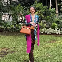 BCL tampil memukau dalam balutan kebaya. Ragam kreasi dengan motif seru membuat gayanya begitu memukau. [Foto: Instagram/ Bclsinclair]