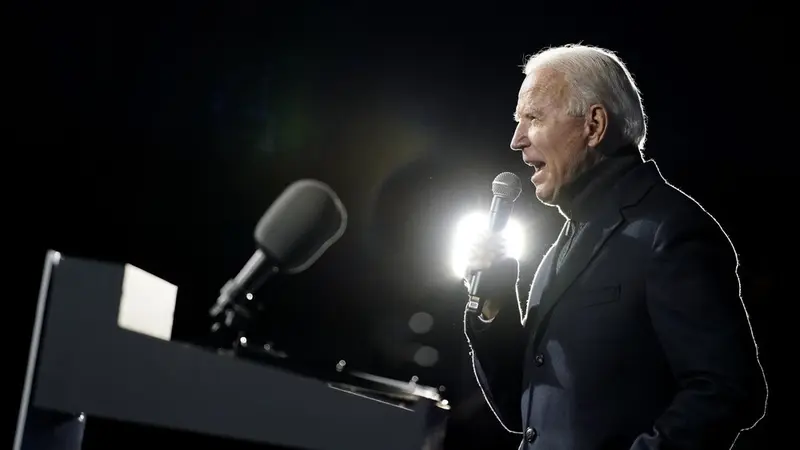 Kandidat presiden dari Partai Demokrat, mantan Wakil Presiden Joe Biden berbicara dalam rapat umum kampanye drive-in di Lexington Technology Park, Senin, 2 November 2020, di Pittsburgh. (Foto AP / Andrew Harnik)