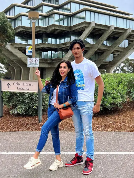 Potret gemas Diah Permatasari yang berpose bareng sang anak. Diah Permatasari mengenakan kaus putih, yang ditumpuknya dengan denim jacket serasi dengan jeans yang dikenakannya. Sedangkan sang anak mengenakan kaus putih bermotif dan simpel memadukannya dengan celana jeans. [Foto: Instagram/dps_diahpermatasari]