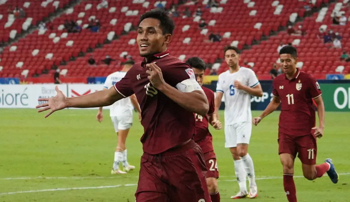 Catatan yang tak kalah mengesankan juga dibuat oleh Teerasil Dangda. Ia berhasil menorehkan empat gol di dua laga fase grup saat menghadapi Myanmar dan Filipina. (affsuzukicup)