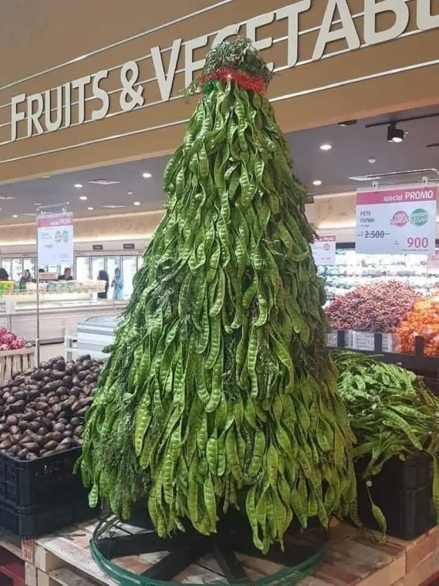 6 Pohon Natal Ini Dibuat Dari Barang Tak Terduga, Unik Banget