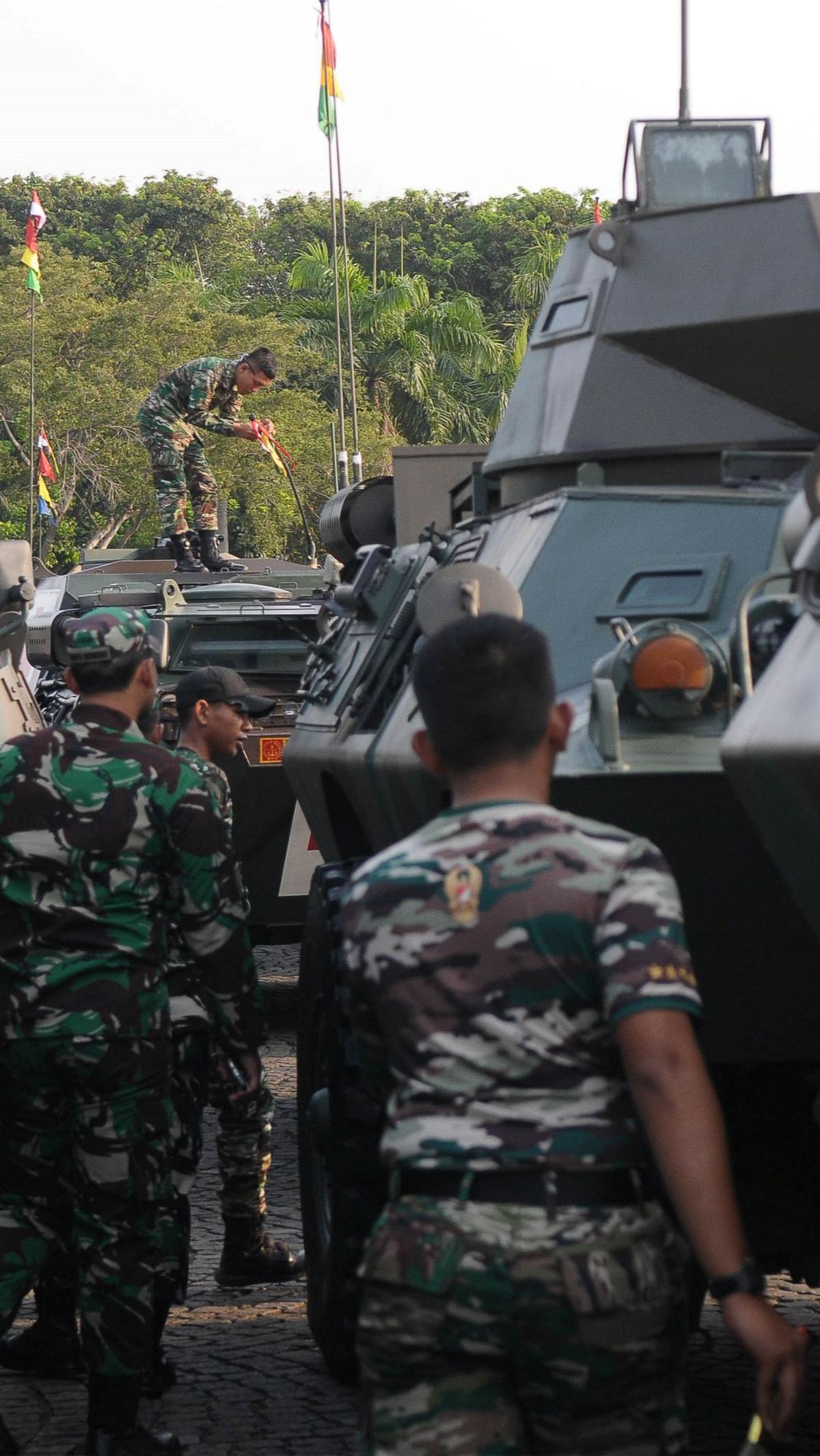 HUT TNI Ke-78 ini mengangkat tema "TNI Patriot NKRI Pengawal Demokrasi Untuk Indonesia Maju".
