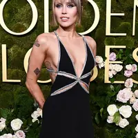 Miley Cyrus kembali tampil nyentrik di Golden Globes 2025. [Dok/CELINE].