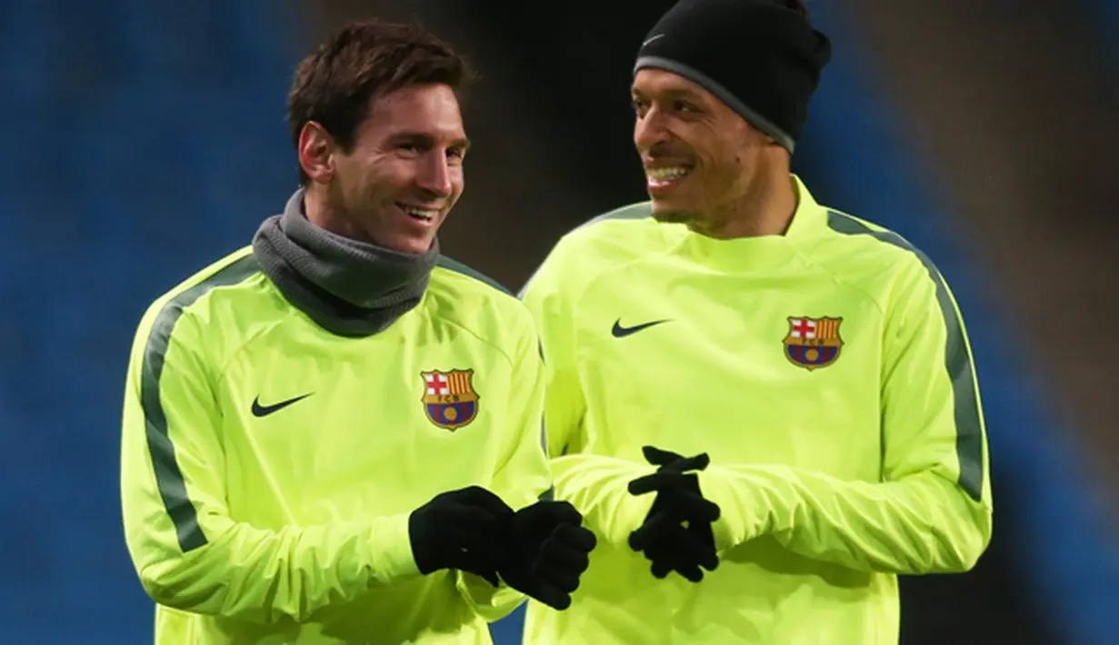 Lionel Messi dan Adriano saat latihan di Etihad Stadium, Inggris, Selasa (24/2/2015). Manchester City akan menjamu Barcelona di leg pertama Liga Champion di Etihad Stadium pada Rabu (25/2/2015).(Reuters/Carl Recine)