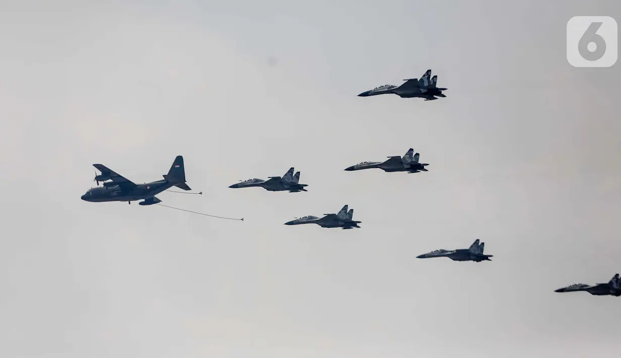 Parade dan atraksi pesawat dalam gladi bersih HUT ke-74 TNI di Lanud Halim Perdanakusuma, Jakarta, Kamis (3/10/2019). TNI memamerkan atraksi pesawat memukau jelang HUT ke-74 pada Sabtu 5 Oktober 2019. (Liputan6.com/Faizal Fanani)