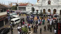 Pejabat militer Sri Lanka berjaga di depan Gereja St Anthony's Shrine usai terjadi ledakan di Kochchikade, Kolombo, Sri Lanka, Minggu (21/4). Tiga gereja yang menjadi serangan ledakan Sri Lanka berada di Kochchikade, Negombo, dan Batticaloa. (REUTERS/Dinuka Liyanawatte)