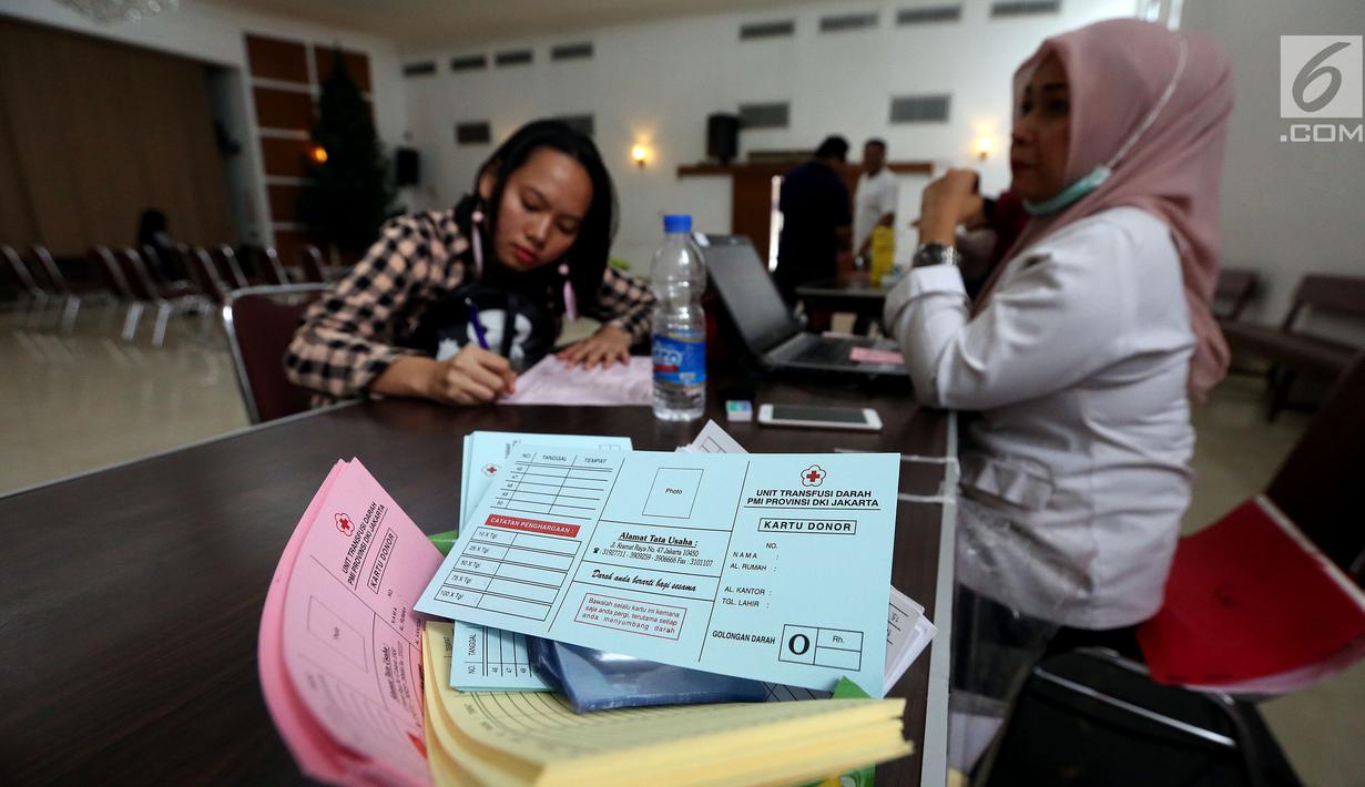 Salah seorang dari Jemaat Gereja Protestan Indonesia Bagian Barat (GPIB) mengisi form sebelum mengikuti donor darah, Jakarta, Minggu (3/12). Kegiatan tersebut diadakan dalam rangkaian acara Natal. (Liputan6.com/JohanTallo)