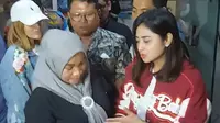 Pelaku penghina Dewi Perssik berinisial MZ memeluk sang pedangdut sambil menyesali perbuatannya di Polres Metro Depok, Jawa Barat, Selasa (20/12/2022). (Dok. via M. Altaf Jauhar)