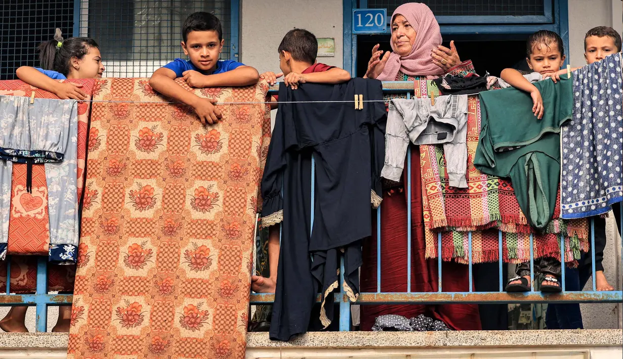 <p>Badan Bantuan dan Pekerjaan PBB untuk Pengungsi Palestina (UNRWA) mengubah sekolah menjadi lokasi penampungan bagi para pengungsi Palestina di Khan Yunis, Jalur Gaza selatan pada 25 Oktober 2023. (MAHMUD HAMS/AFP)</p>