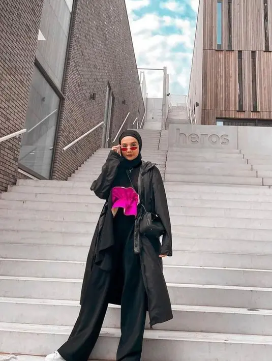 Tampil bold dengan outfit serba hitam yang ditambah obi yang yang tak kalah mencolok. [Foto: @zaskiasungkarofficial]