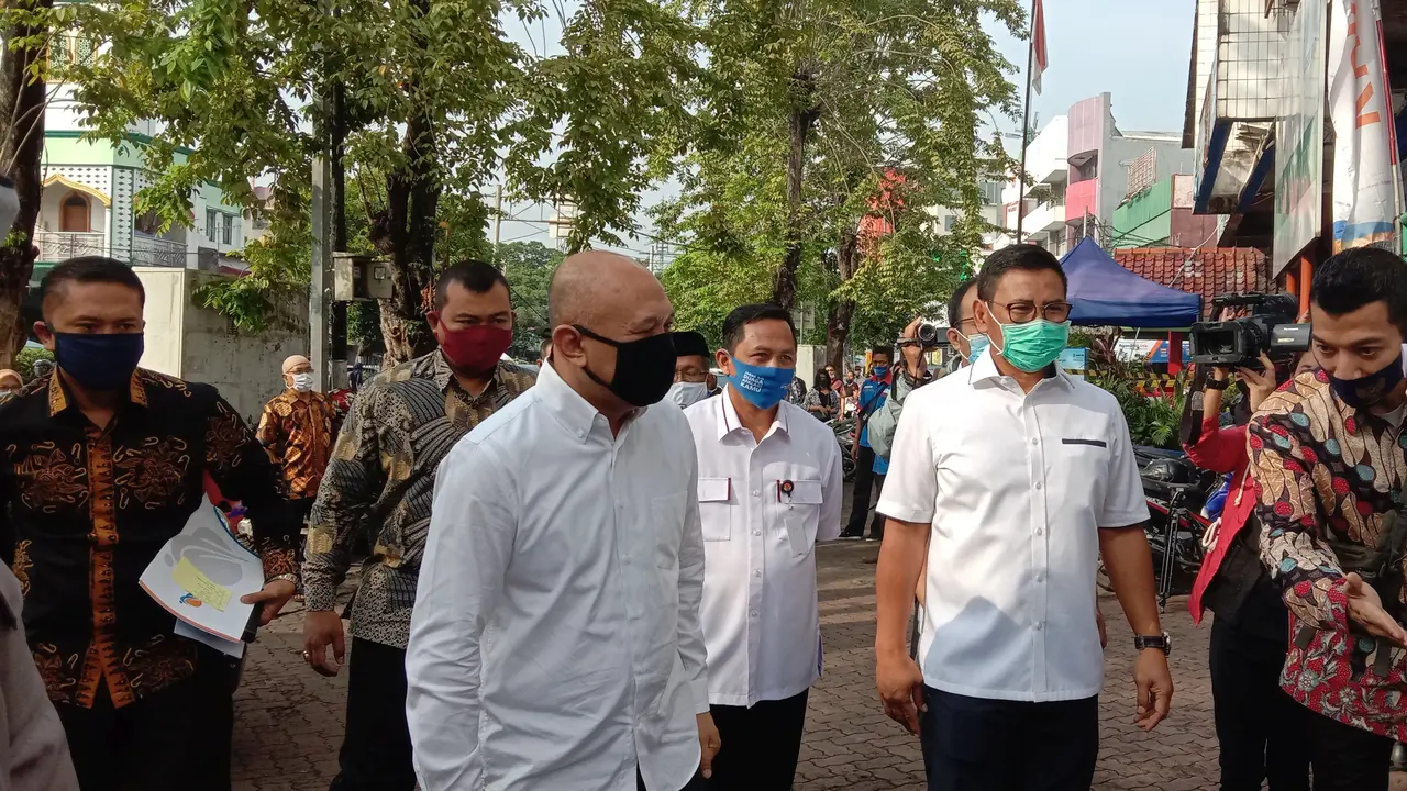 Menteri Koperasi dan UKM Teten Masduki meninjau penyaluran Kredit Usaha Rakyat (KUR) untuk para pedagang di Pasar Rawamangun, Jakarta Timur, Selasa (23/6/2020). (Maulandy)