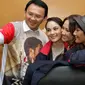 Gubernur DKI Jakarta Basuki Tjahaja Purnama alias Ahok selfie bareng artis film 3 Srikandi, Chelsea Islan, Bunga Citra Lestari dan Tara Basro. [Herman Zakharia/Liputan6.com]