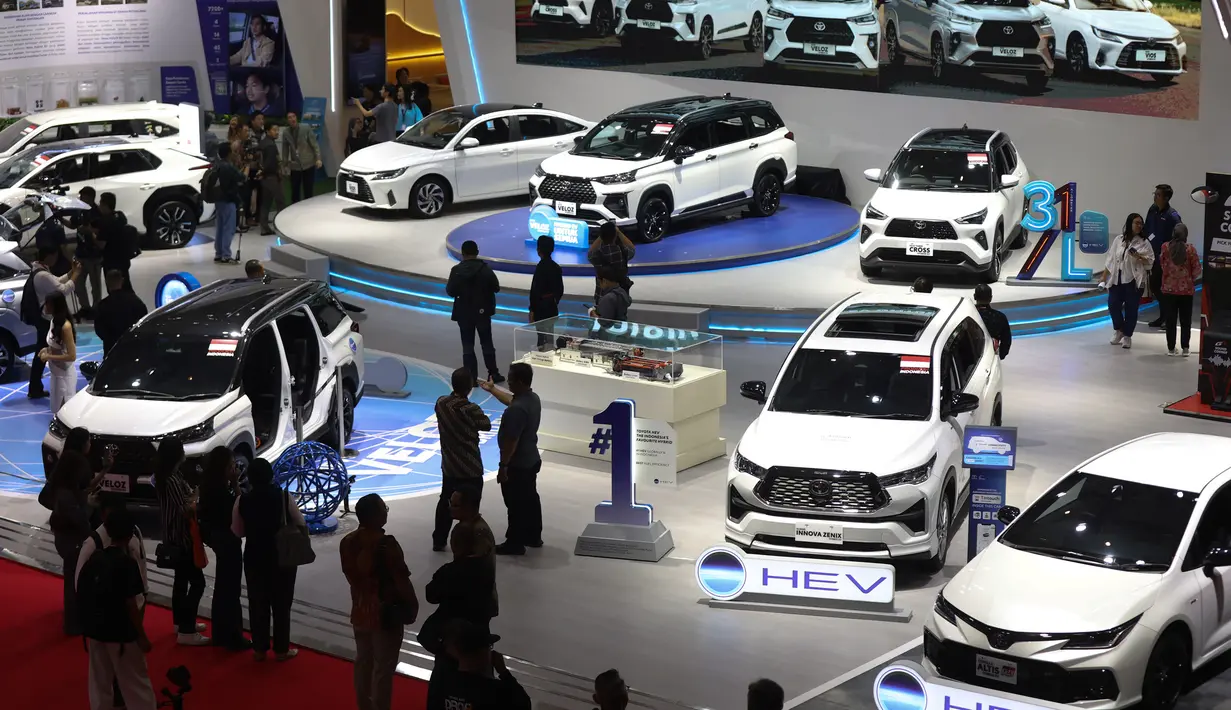 Pemerintah melalui Menteri Perindustrian Agus Gumiwang Kartasasmita berharap, ajang IIMS 2026 menjadi katalis penting dalam mempercepat pemulihan sekaligus memperkuat fondasi industri otomotif nasional. Tampak dalam foto, pengunjung melihat-lihat mobil yang dipamerkan saat International Motor Show (IIMS) 2026 di JIExpo Kemayoran, Jakarta, Kamis (5/2/2026). (Kapanlagi.com/Budy Santoso)