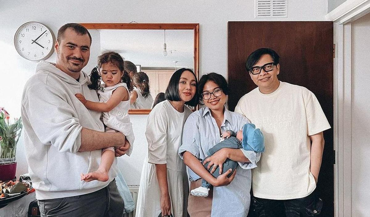 Mereka kemudian berpose ke arah kamera. Pertemuan itu ketika hadir di acara ulang tahun teman Pita.