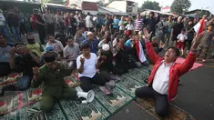 Warga melaksanakan salat duha di tengah jalan jelang eksekusi penggusuran rumah di kawasan Rawajati, Pancoran, Kamis (9/1). Hal itu dilakukan warga yang berharap pembongkaran tidak jadi dilakukan Pemkot Jakarta Selatan. (Liputan6.com/Immanuel Antonius)