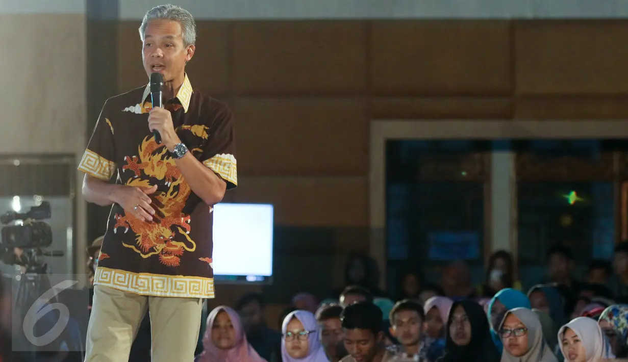 Gubernur Jawa Tengah Ganjar Pranowo berbagi cerita inspiratif kepada peserta EMTEK Goes To Campus (EGTC) 2017 di Universitas Negeri Semarang, Kamis (6/4). Ganjar menjadi salah satu pembicara inspiratif pada hari kedua EGTC 2017 (Liputan6.com/Yoppy Renato)