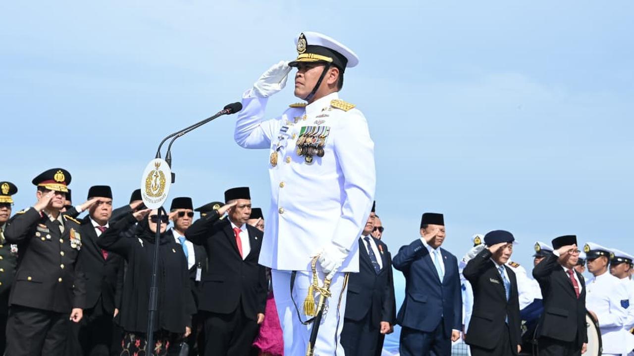 FOTO: Kasal Pimpin Upacara Hari Pahlawan di Atas KRI Brawijaya-320