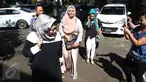 Aktris Elma Theana menyambangi Komisi Perlindungan Anak Indonesia (KPAI), Jakarta, Selasa (20/9). Elma dipanggil KPAI guna dimintai keterangan terkait dugaan pelecehan seksual terhadap anak yang dilakukan Gatot Brajamusti. (Liputan6.com/Immanuel Antonius)