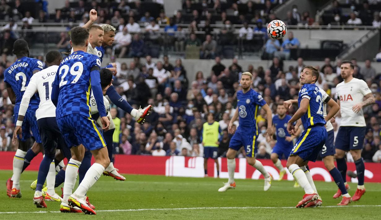 Chelsea berhasil memimpin 1-0 di awal babak kedua pada menit ke-49. Thiago Silva mencetak gol melalui tandukan kepala usai meneruskan umpan sepak pojok Marcos Alonso. (AP/Matt Dunham)