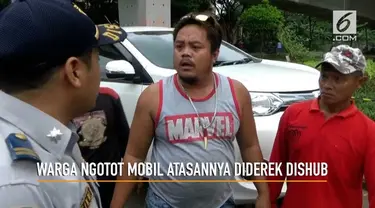 Seorang pria tak terima saat mobil atasannya diderek petugas Dinas Perhubungan hingga terjadi cekcok mulut.