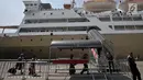 <p>Pemudik menaiki KM Dobonsolo tujuan Tanjung Emas Semarang di Terminal Nusantarapura, Pelabuhan Tanjung Priok, Jakarta, Kamis (30/5). Jumlah pemudik yang menggunakan kapal laut dari Pelabuhan ini diprediksi akan bertambah hingga hari puncak 1 Juni 2019. (merdeka.com/Iqbal S. Nugroho)</p>