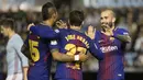 Para pemain Barcelona merayakan gol yang dicetak oleh Jose Arnaiz ke gawang Celta Vigo pada leg pertama babak 16 besar Copa del Rey di Stadion Balaidos, Kamis (4/1/2018). Kedua tim bermain imbang 1-1. (AP/Lalo R. Villar)