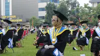 Universitas Muhammadiyah Purwokerto (UMP), Banyumas, Jawa Tengah menggelar wisuda secara online dan ofline di lapangan Mas Mansoer, Sabtu, (06/01/2021). (Foto: Liputan6.com/Humas UMP)