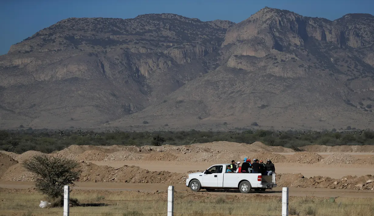 Pekerja meninggalkan lokasi proyek pembangunan pabrik Ford di  Villa de Reyes, Meksiko, (4/1). Pabrikan asal AS itu mengurungkan niatnya berinvestasi di Meksiko, akibat pandangan ekonomi Donald Trump yang proteksionis. (AP Photo/Rebecca Blackwell)