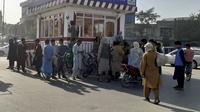 Pejuang Taliban berjaga-jaga di sebuah pos pemeriksaan di Kota Kunduz, Afghanistan, Senin (9/8/2021). Taliban mengarahkan senjata mereka ke ibu kota provinsi setelah mengambil distrik demi distrik dan petak-petak tanah yang luas di sebagian besar pedesaan. (AP Photo/Abdullah Sahil)