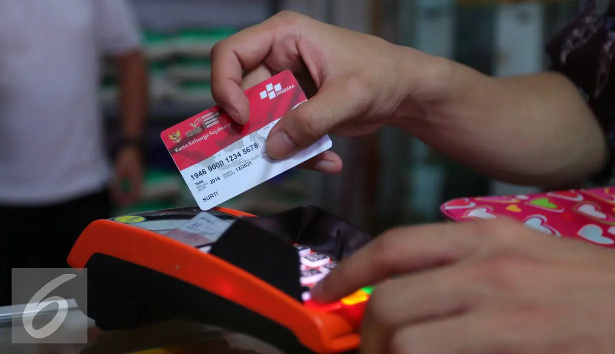 Warga melakukan transaksi dengan KKS, Jakarta, Jakarta, Kamis (18/8). Bersinergi dengan Bank Mandiri, KKS kini telah bisa menggunakan fasitas Mandiri E-Cash. (Liputan6.com/Angga Yuniar)