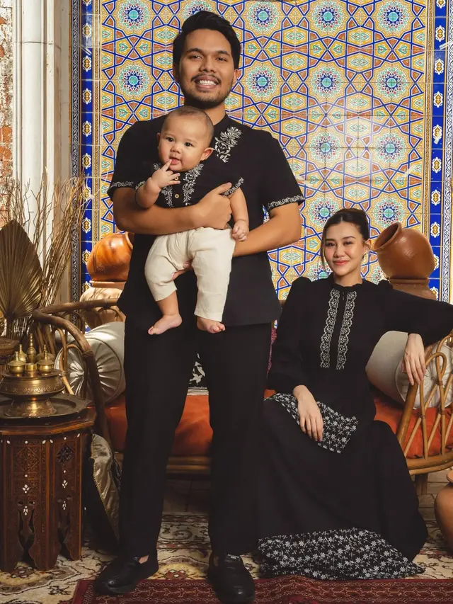 Baby Arash Kenakan Busana Muslim Serba Hitam. [@bohopannaofficial]