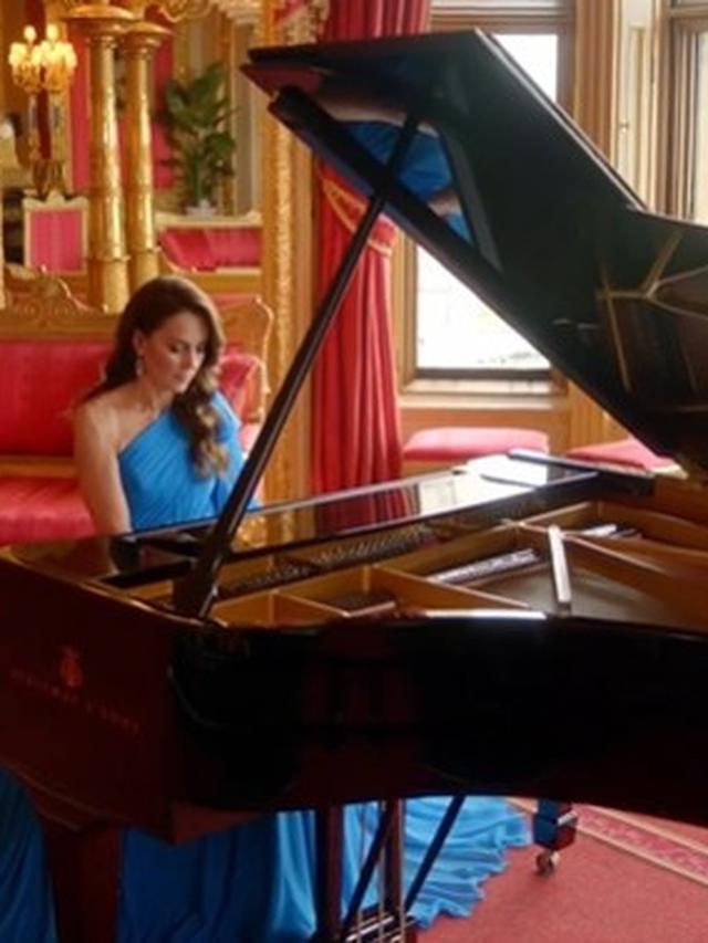 Kate Middleton Bermain Piano